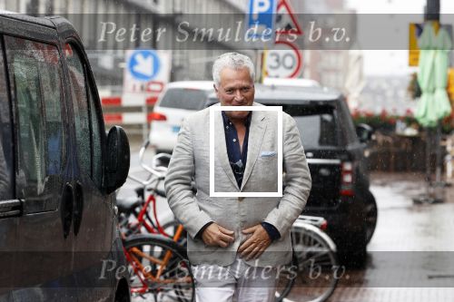 Amsterdam 25 augustus 2020
Bram Moszkowicz in de regen op straat in het centrum van Amsterdam.