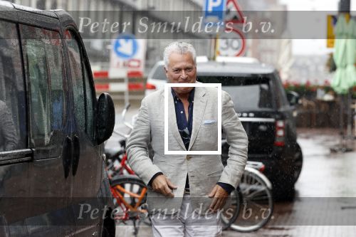 Amsterdam 25 augustus 2020
Bram Moszkowicz in de regen op straat in het centrum van Amsterdam.