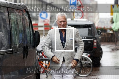 Amsterdam 25 augustus 2020
Bram Moszkowicz in de regen op straat in het centrum van Amsterdam.