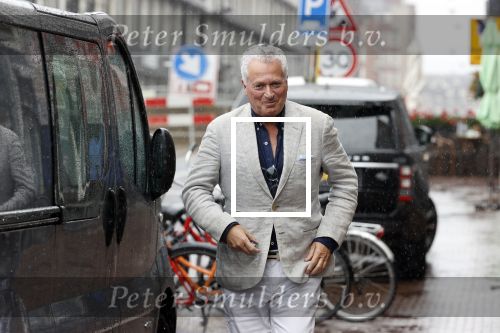 Amsterdam 25 augustus 2020
Bram Moszkowicz in de regen op straat in het centrum van Amsterdam.