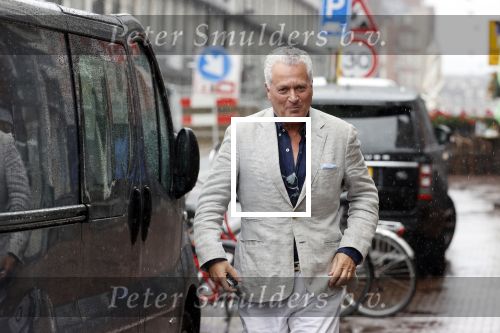 Amsterdam 25 augustus 2020
Bram Moszkowicz in de regen op straat in het centrum van Amsterdam.