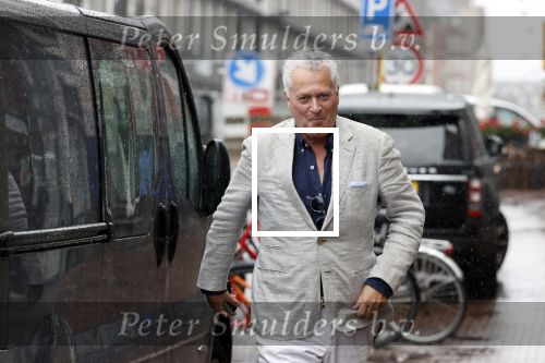 Amsterdam 25 augustus 2020
Bram Moszkowicz in de regen op straat in het centrum van Amsterdam.