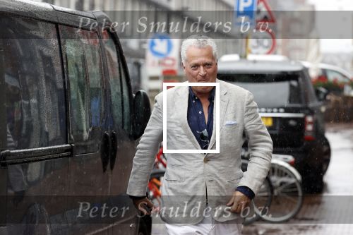 Amsterdam 25 augustus 2020
Bram Moszkowicz in de regen op straat in het centrum van Amsterdam.
