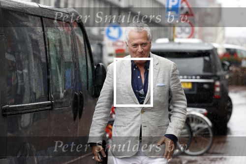 Amsterdam 25 augustus 2020
Bram Moszkowicz in de regen op straat in het centrum van Amsterdam.