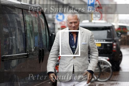 Amsterdam 25 augustus 2020
Bram Moszkowicz in de regen op straat in het centrum van Amsterdam.