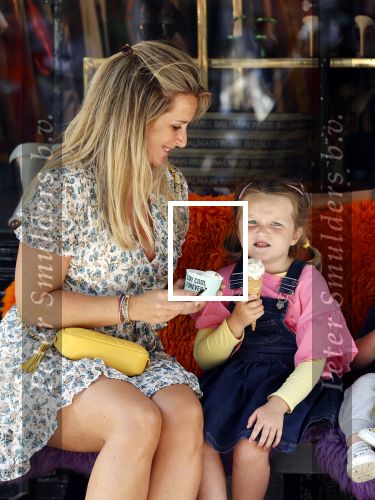 Amsterdam 18 augustus 2020
Robert Doornbos met zijn vriendin Chantal Bles en hun kinderen ijsje eten op de cornelis schuytstraat