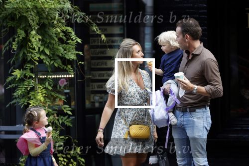 Amsterdam 18 augustus 2020
Robert Doornbos met zijn vriendin Chantal Bles en hun kinderen ijsje eten op de cornelis schuytstraat