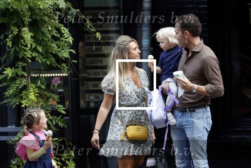 Amsterdam 18 augustus 2020
Robert Doornbos met zijn vriendin Chantal Bles en hun kinderen ijsje eten op de cornelis schuytstraat