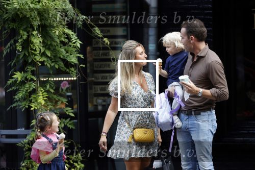 Amsterdam 18 augustus 2020
Robert Doornbos met zijn vriendin Chantal Bles en hun kinderen ijsje eten op de cornelis schuytstraat