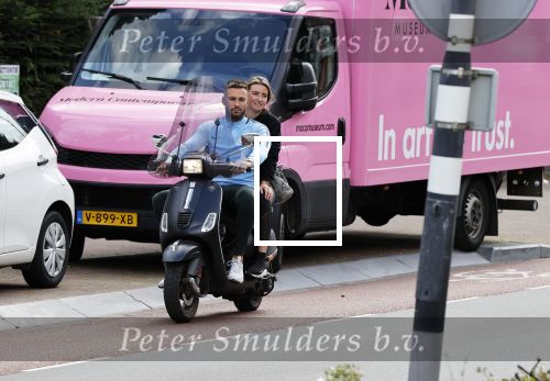 Amsterdam 24 augustus 2020
Dave Roelvink met zijn nieuwe vriendin Jazzlynn op de scooter in Amsterdam zuid.