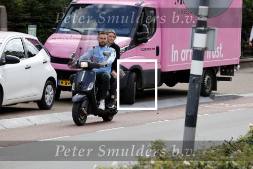 Amsterdam 24 augustus 2020
Dave Roelvink met zijn nieuwe vriendin Jazzlynn op de scooter in Amsterdam zuid.