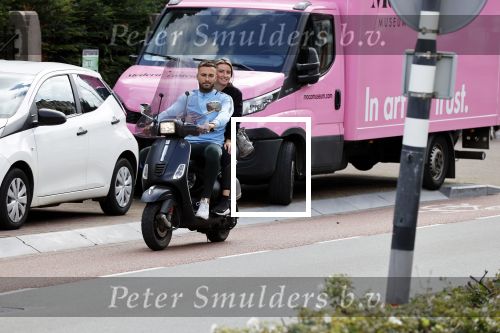 Amsterdam 24 augustus 2020
Dave Roelvink met zijn nieuwe vriendin Jazzlynn op de scooter in Amsterdam zuid.