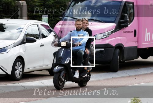 Amsterdam 24 augustus 2020
Dave Roelvink met zijn nieuwe vriendin Jazzlynn op de scooter in Amsterdam zuid.