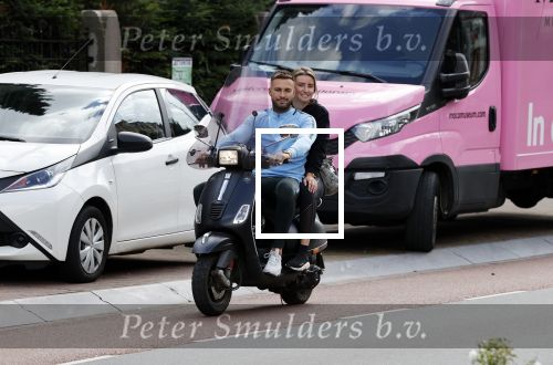 Amsterdam 24 augustus 2020
Dave Roelvink met zijn nieuwe vriendin Jazzlynn op de scooter in Amsterdam zuid.