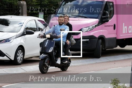 Amsterdam 24 augustus 2020
Dave Roelvink met zijn nieuwe vriendin Jazzlynn op de scooter in Amsterdam zuid.