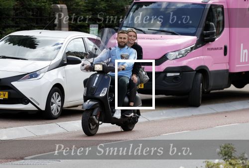 Amsterdam 24 augustus 2020
Dave Roelvink met zijn nieuwe vriendin Jazzlynn op de scooter in Amsterdam zuid.