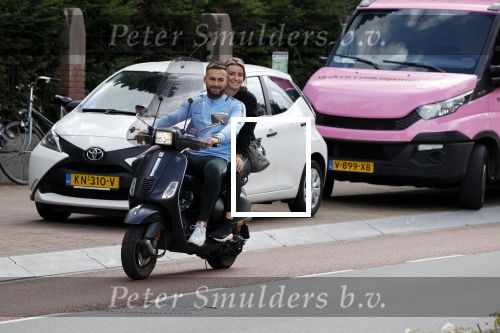 Amsterdam 24 augustus 2020
Dave Roelvink met zijn nieuwe vriendin Jazzlynn op de scooter in Amsterdam zuid.