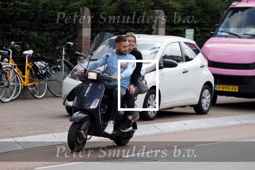 Amsterdam 24 augustus 2020
Dave Roelvink met zijn nieuwe vriendin Jazzlynn op de scooter in Amsterdam zuid.