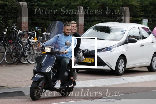 Amsterdam 24 augustus 2020
Dave Roelvink met zijn nieuwe vriendin Jazzlynn op de scooter in Amsterdam zuid.