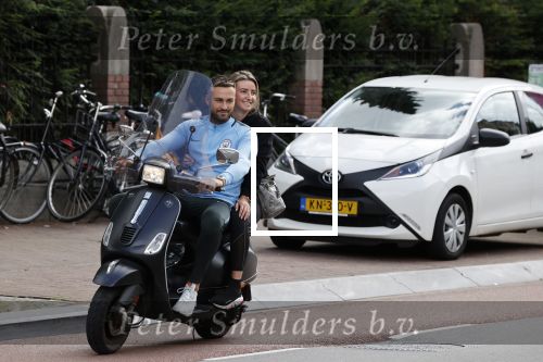 Amsterdam 24 augustus 2020
Dave Roelvink met zijn nieuwe vriendin Jazzlynn op de scooter in Amsterdam zuid.