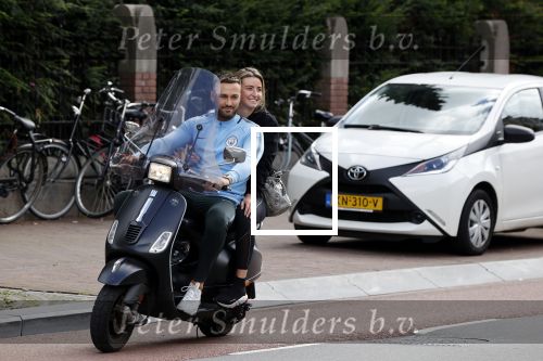 Amsterdam 24 augustus 2020
Dave Roelvink met zijn nieuwe vriendin Jazzlynn op de scooter in Amsterdam zuid.
