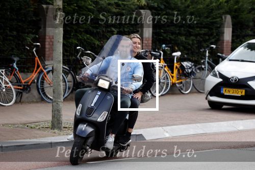Amsterdam 24 augustus 2020
Dave Roelvink met zijn nieuwe vriendin Jazzlynn op de scooter in Amsterdam zuid.