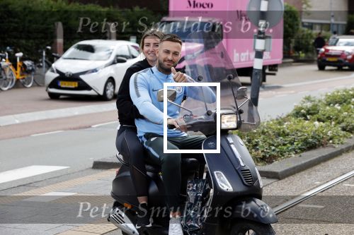 Amsterdam 24 augustus 2020
Dave Roelvink met zijn nieuwe vriendin Jazzlynn op de scooter in Amsterdam zuid.