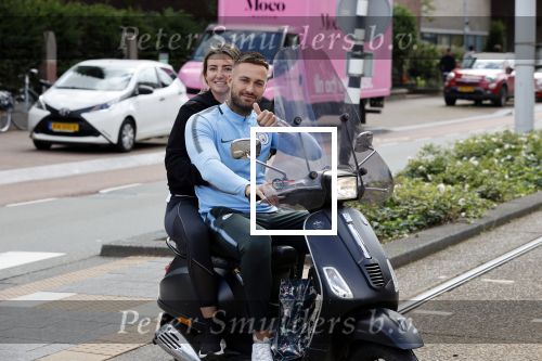 Amsterdam 24 augustus 2020
Dave Roelvink met zijn nieuwe vriendin Jazzlynn op de scooter in Amsterdam zuid.