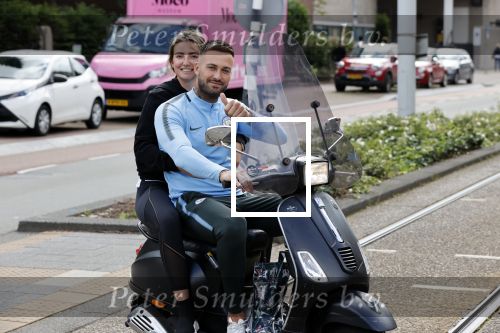 Amsterdam 24 augustus 2020
Dave Roelvink met zijn nieuwe vriendin Jazzlynn op de scooter in Amsterdam zuid.