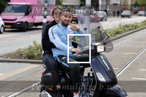 Amsterdam 24 augustus 2020
Dave Roelvink met zijn nieuwe vriendin Jazzlynn op de scooter in Amsterdam zuid.