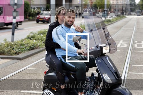 Amsterdam 24 augustus 2020
Dave Roelvink met zijn nieuwe vriendin Jazzlynn op de scooter in Amsterdam zuid.