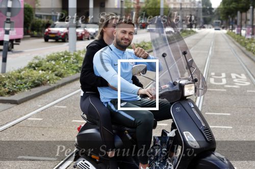 Amsterdam 24 augustus 2020
Dave Roelvink met zijn nieuwe vriendin Jazzlynn op de scooter in Amsterdam zuid.