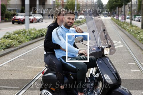 Amsterdam 24 augustus 2020
Dave Roelvink met zijn nieuwe vriendin Jazzlynn op de scooter in Amsterdam zuid.