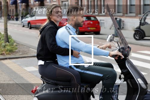 Amsterdam 24 augustus 2020
Dave Roelvink met zijn nieuwe vriendin Jazzlynn op de scooter in Amsterdam zuid.