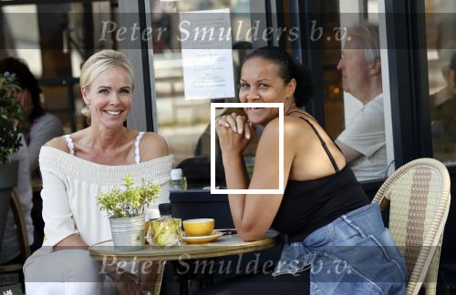 Amsterdam 14 september 2020
Denise Boekhoff met een vriendin op terras in Amsterdam zuid