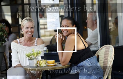 Amsterdam 14 september 2020
Denise Boekhoff met een vriendin op terras in Amsterdam zuid