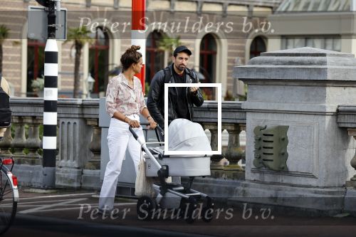Amsterdam 4 september 2020
Dotan wandelend met een vriendin en haar baby