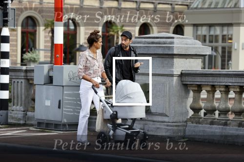 Amsterdam 4 september 2020
Dotan wandelend met een vriendin en haar baby