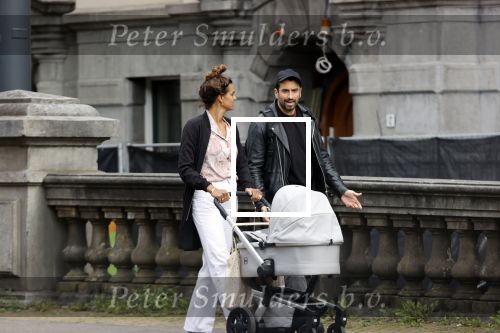 Amsterdam 4 september 2020
Dotan wandelend met een vriendin en haar baby