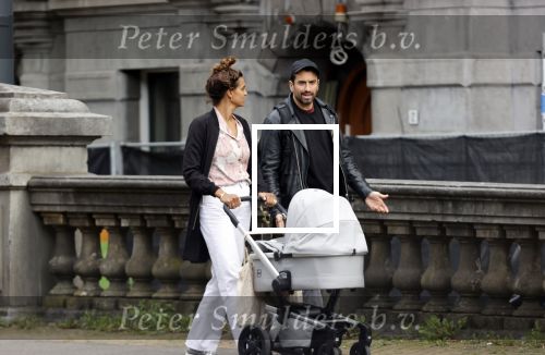 Amsterdam 4 september 2020
Dotan wandelend met een vriendin en haar baby
