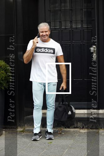 Amsterdam 16 september 2020
Dries Roelvink bellend op straat