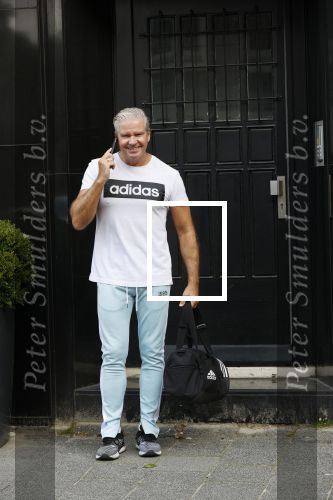 Amsterdam 16 september 2020
Dries Roelvink bellend op straat