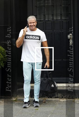 Amsterdam 16 september 2020
Dries Roelvink bellend op straat