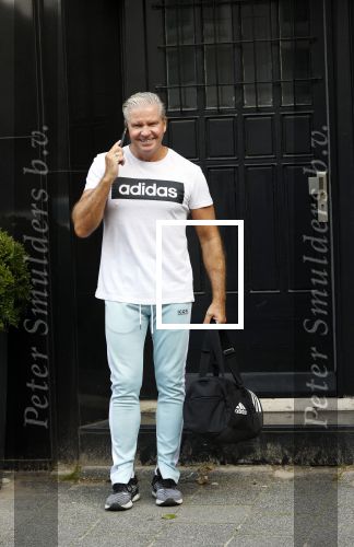 Amsterdam 16 september 2020
Dries Roelvink bellend op straat