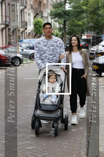 Amsterdam 9 september 2020
Edson Alvarez met vriendin en dochter in Amsterdam zuid