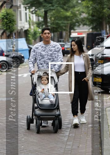 Amsterdam 9 september 2020
Edson Alvarez met vriendin en dochter in Amsterdam zuid