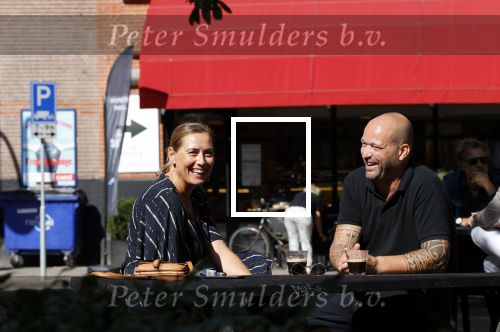 Amsterdam 19 augustus 2020
Evert Blauwendraat met een kennis op pleinte op de cornelis schuytstraat