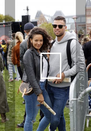 Amsterdam 5 september 2020
Demonstratie tegen Corana op het museumplein. Fajah Lourens kwam met haar vriend