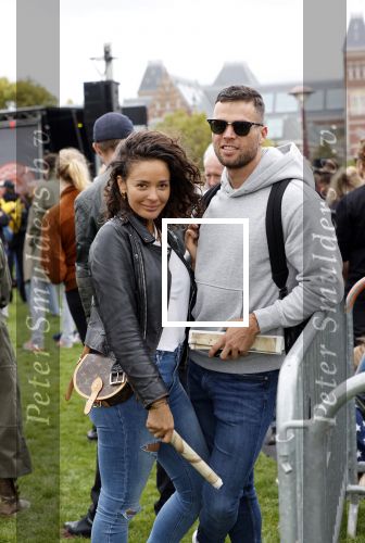 Amsterdam 5 september 2020
Demonstratie tegen Corana op het museumplein. Fajah Lourens kwam met haar vriend
