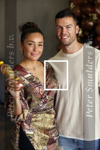 Amsterdam 14 september 2020
Presentatie frisdrank en reep van Faya Lourens die bij alle jumbo supermarkten verkocht gaat worden .
Faya met haar vriend Daan v Dijk